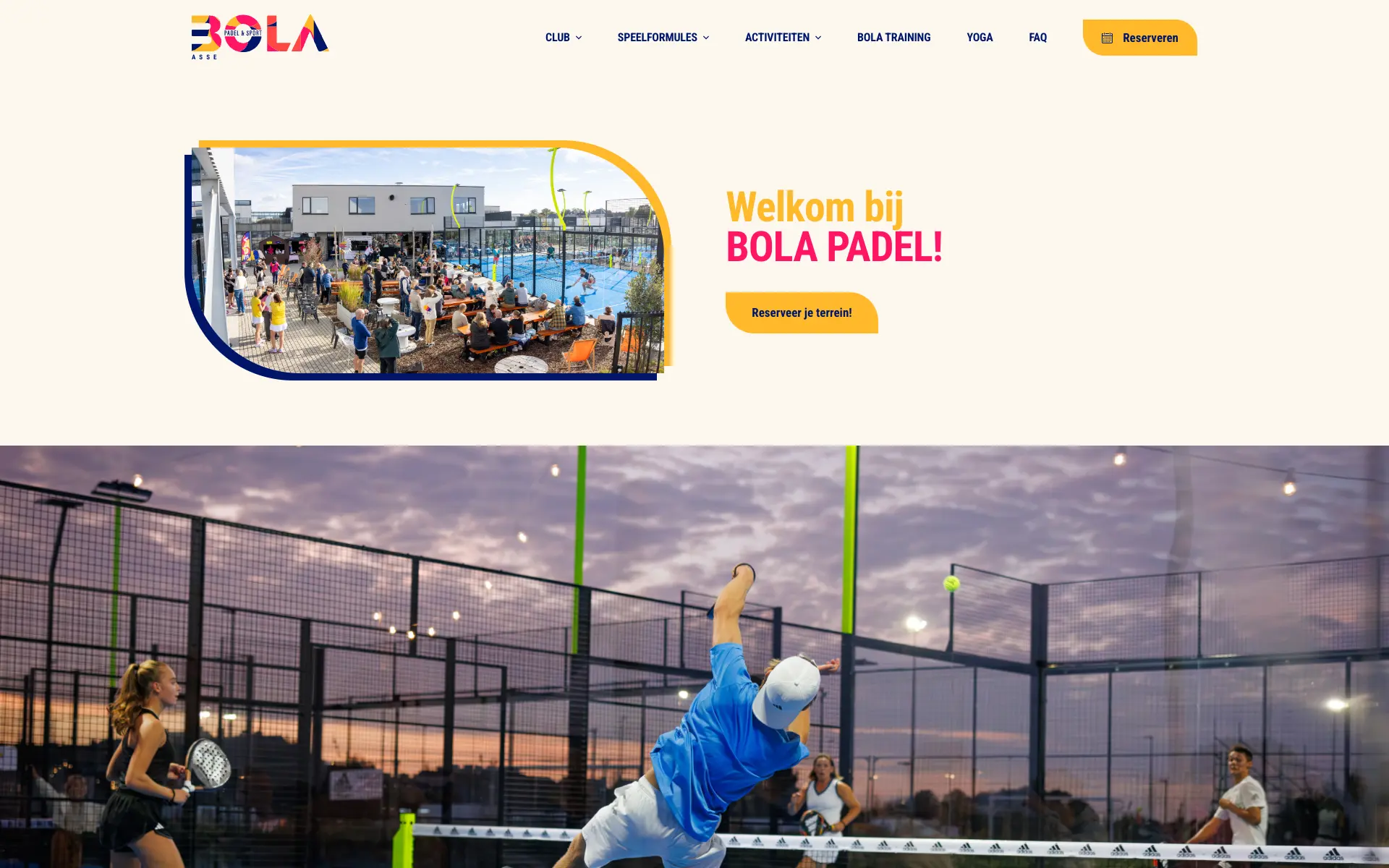 Homepage van Bola Padel met het terras en de terreinen en de titel Welkom bij Bola Padel