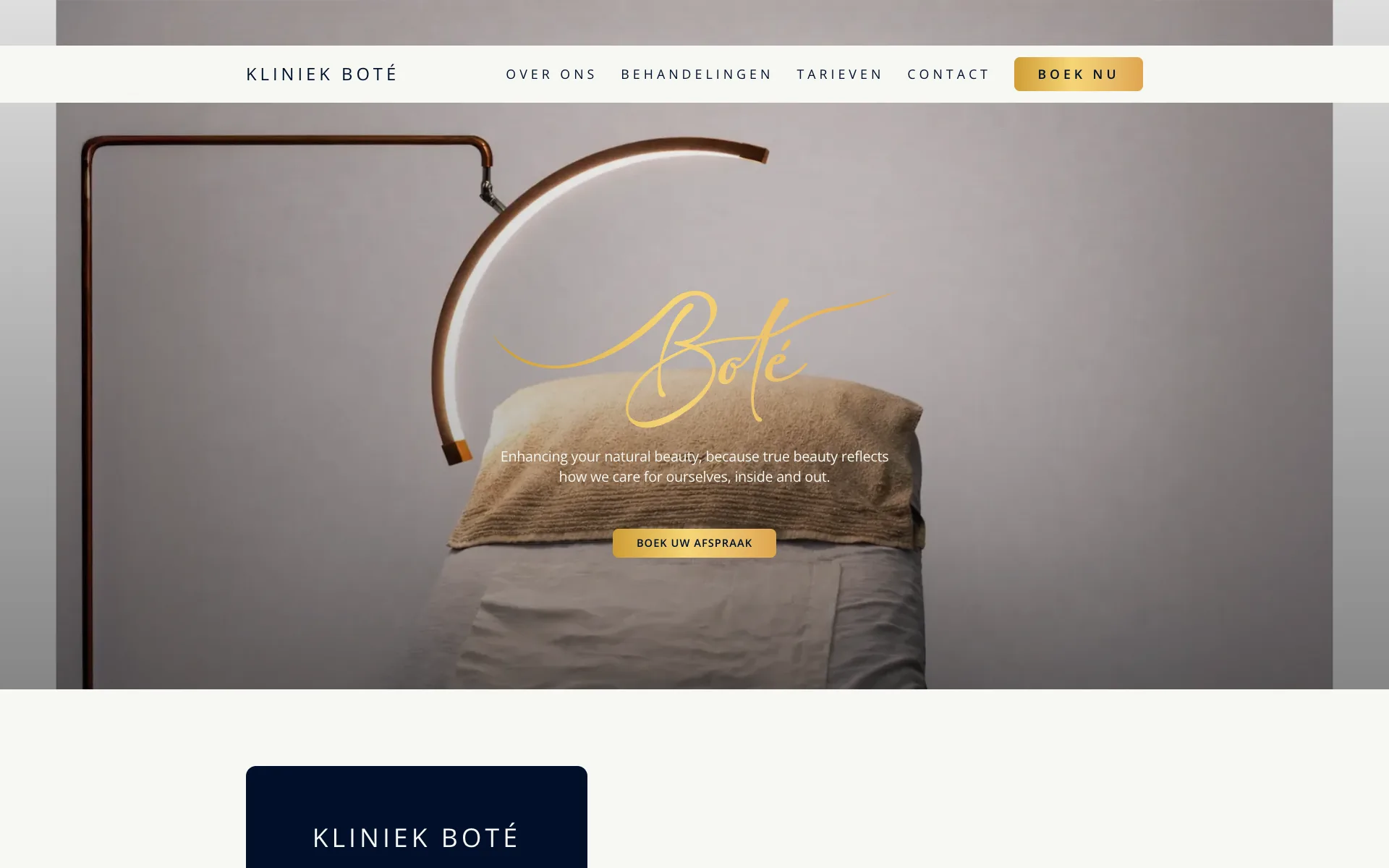 Homepage van Kliniek Boté met het logo in gouden handschrift boven een behandeltafel en de knop Boek uw afspraak