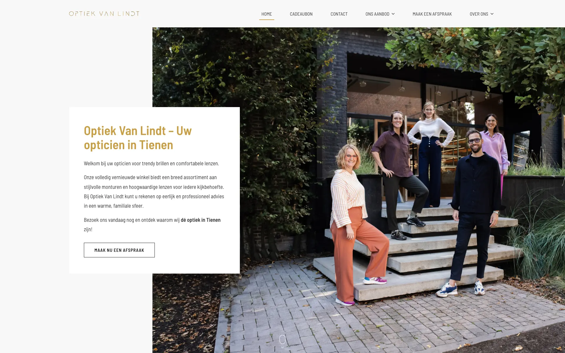 Homepage van Optiek Van Lindt met het team voor de winkel en de titel Uw opticien in Tienen